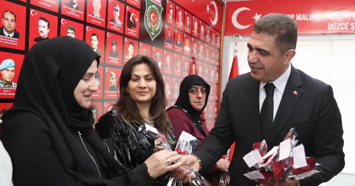 duzce valisi aslan kadinlar gununde sehit ve gazi ailelerini unutmadi GZu7afVB.jpg