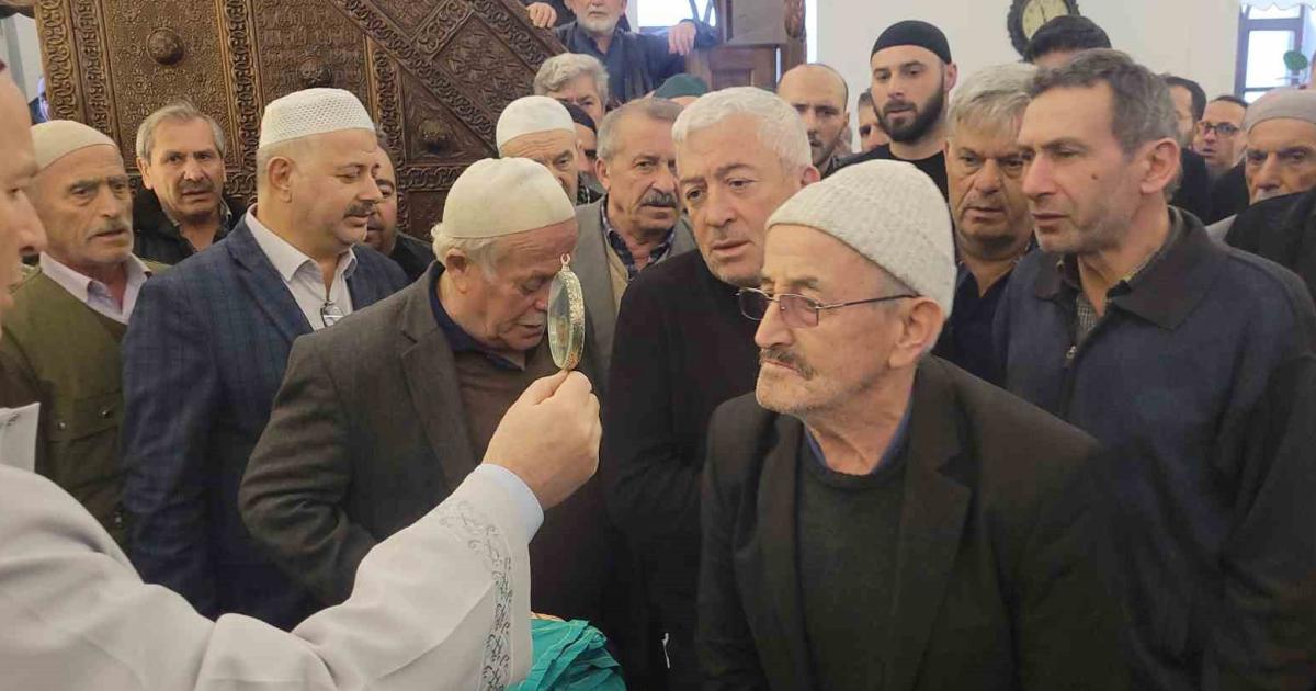 ineboluda vatandaslar sakal i serifi gormek icin akin etti QlNk1u3C.jpg