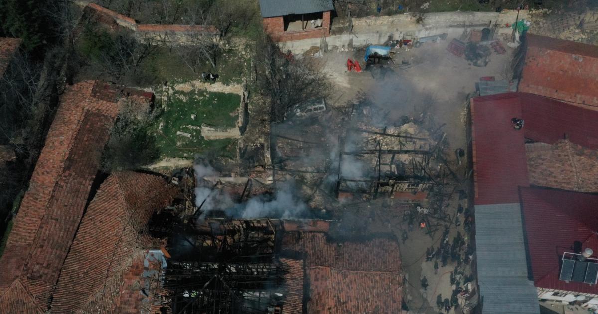kastamonu taaskoprude iki ev ve uc depo yandi 6Nr5mciJ.jpg