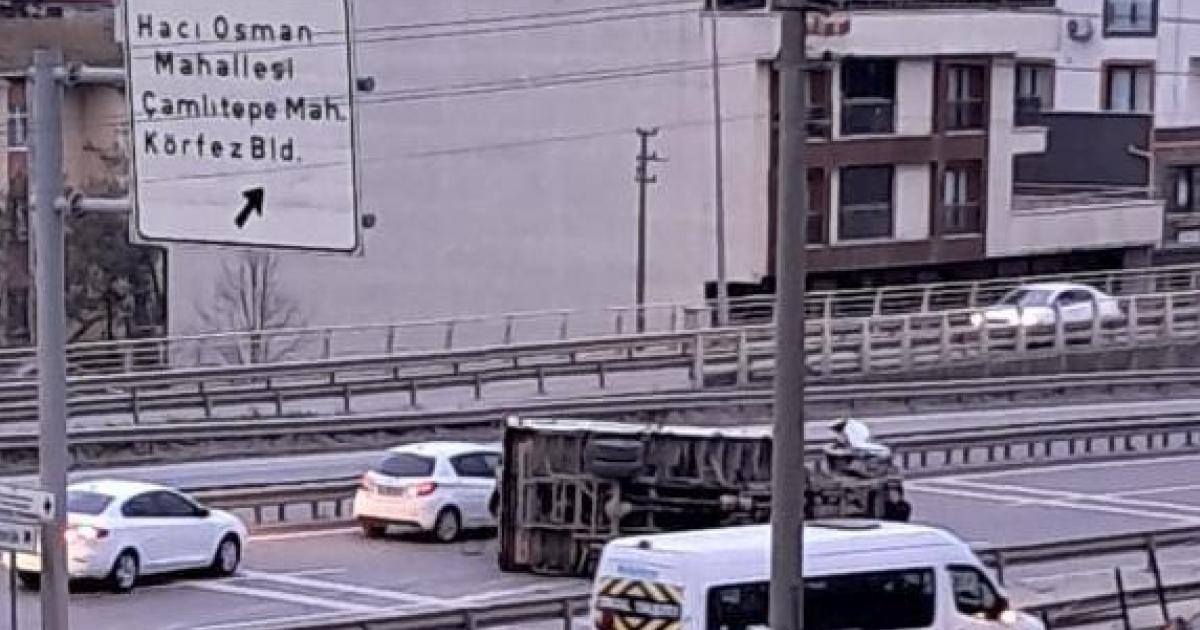 kocaeli korfezde hurda yuklu kamyonet devrildi IquCL2zK.jpg