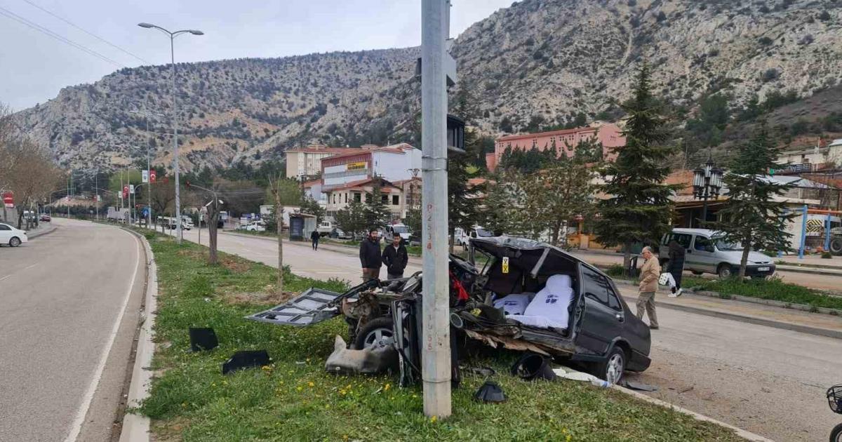 ankara nallihanda elektrik diregine carpan arac ikiye bolundu Jy8HDPrA.jpg