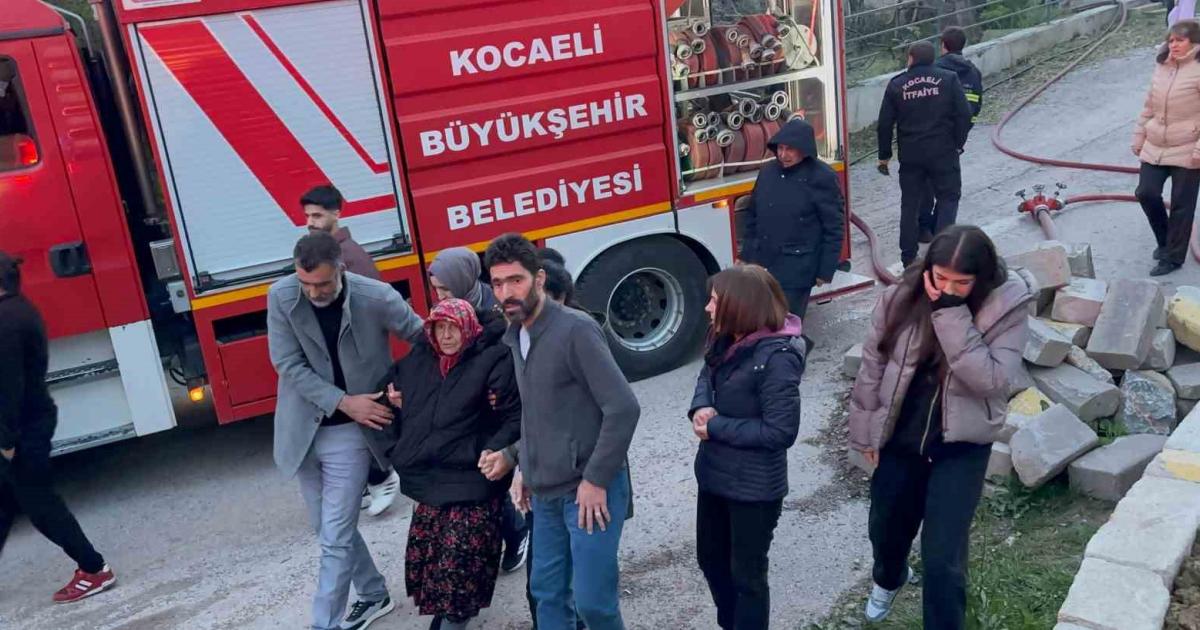 derincede mahsur kalan 91 yasindaki kadin kurtarildi 9y3WkO7k.jpg