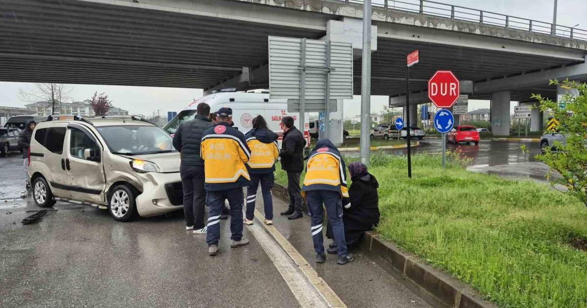 duzcede terminal kavsaginda trafik kazasi iki kisi yaralandi ndtV75HZ.jpg