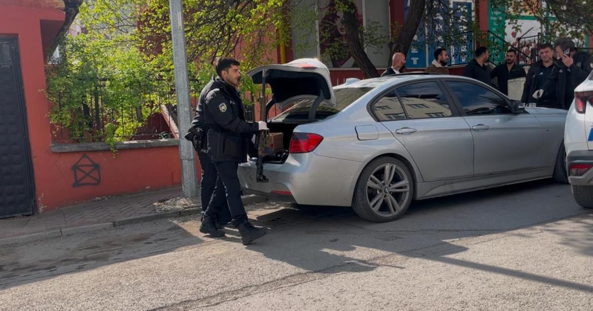 eskisehirde kacan otomobilin bagajinda silah ve muhimmat bulundu TdwLa3XB.jpg