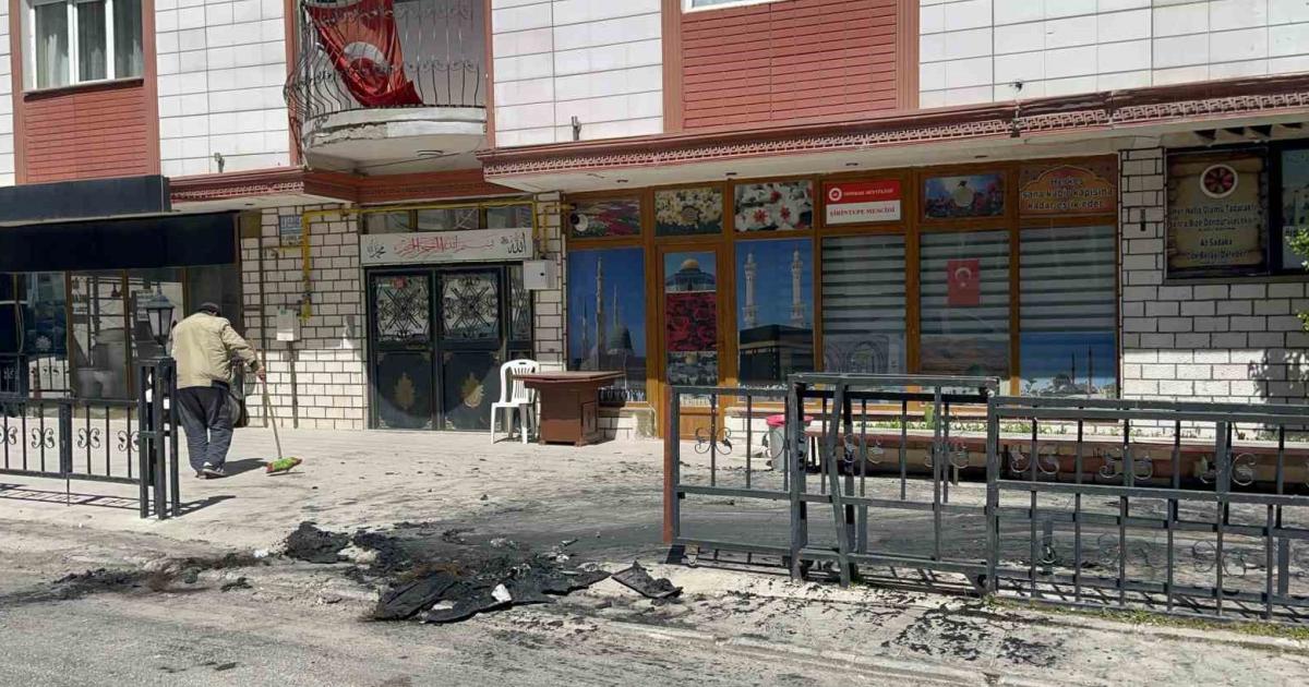 eskisehirde park halindeki otomobil kundaklandi nS1B4Bcx.jpg