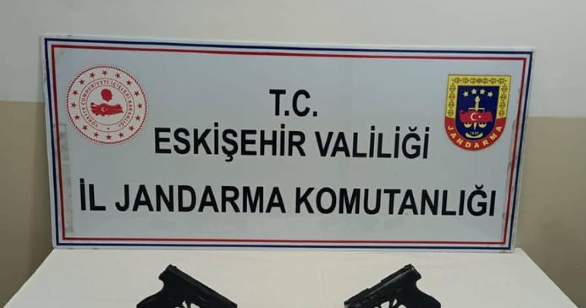 eskisehirde ruhsatsiz silah ticareti yapan zanli tutuklandi h4LGgNB3.jpg