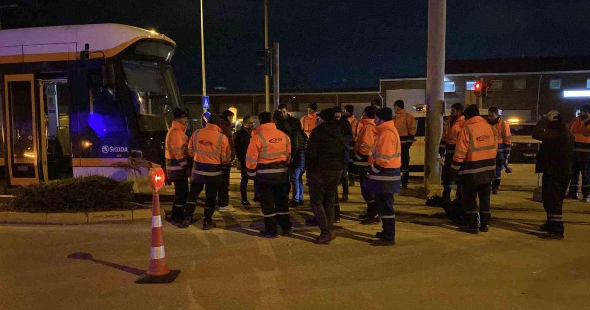 eskisehirde tramvay ile kamyon carpisti C51ALHJu.jpg