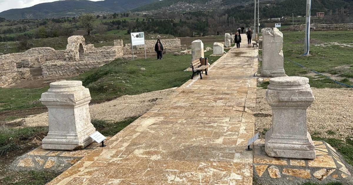 geredenin yani basindaki antik kenti biliyor musunuz bayramda binlerce kisi akin etti hbMK823C.jpg