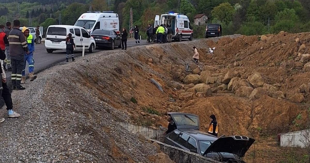 zonguldak filyos yolunda trafik kazasi 3 kisi yaralandi WFBZ4ldj.jpg