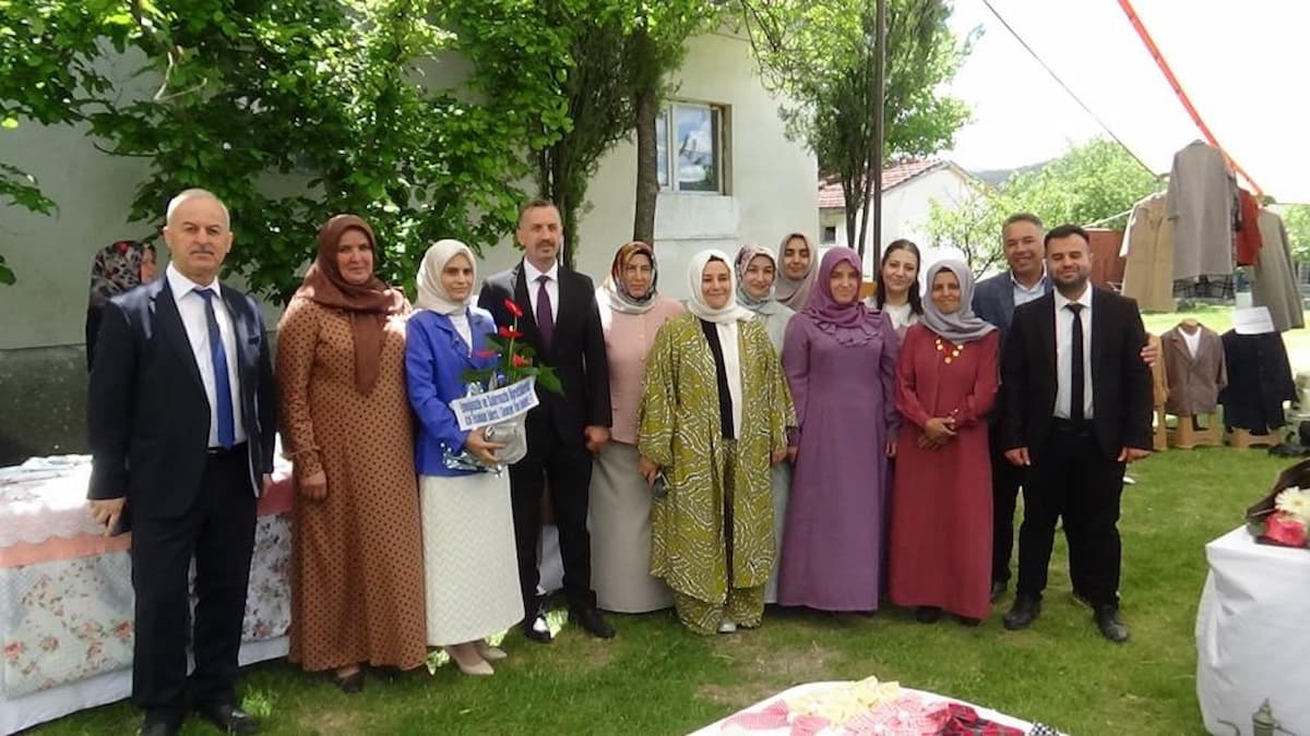 8 kadın