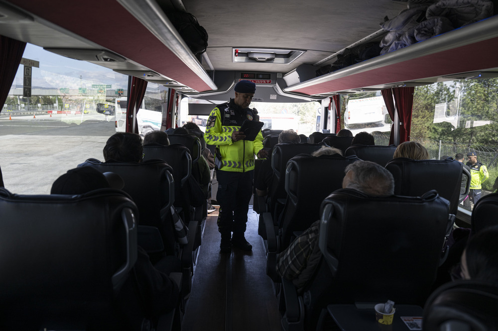 AA 20250503 37830317 37830296 SEHIRLER ARASI OTOBUSLER YOLCU GIBI SEYAHAT EDEN JANDARMA EKIPLERINCE DENETLENIYOR (1)