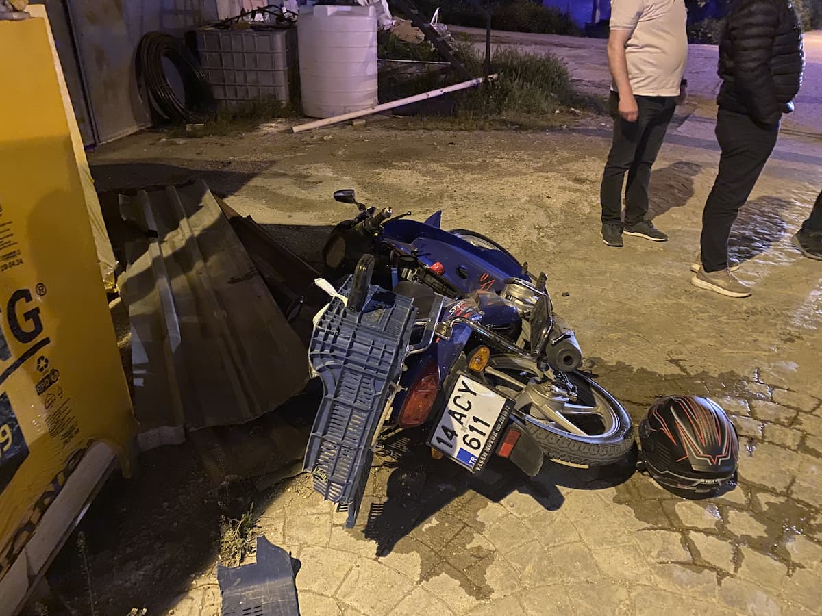 AA 20250506 37856956 37856955 SAKARYADA DEVRILEN MOTOSIKLETIN SURUCUSU YARALANDI (1)