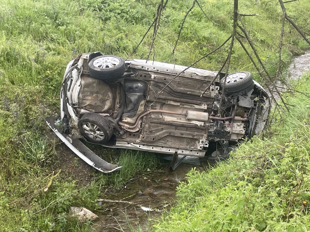 AA 20250511 37912529 37912528 BOLUDA DEREYE DEVRILEN OTOMOBILDEKI 2 KISI YARALANDI (1)