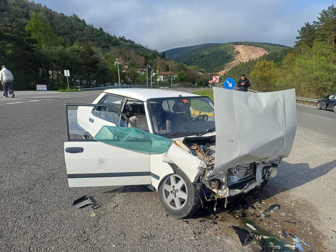AA 20250511 37917754 37917753 BOLUDA IKI OTOMOBILIN CARPISMASI SONUCU 4 KISI YARALANDI (1)