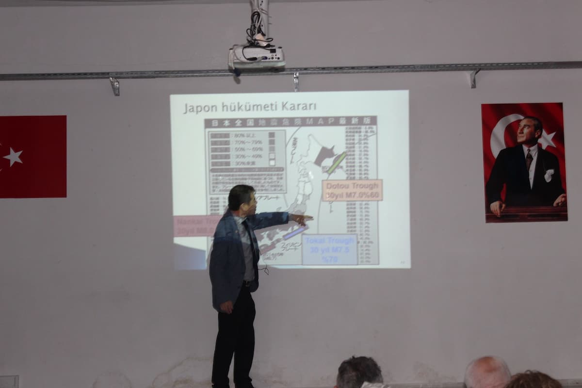 AA 20250513 37932238 37932231 JAPON DEPREM UZMANI MORIWAKI YENICAGADA OGRENCILERLE BULUSTU (1)