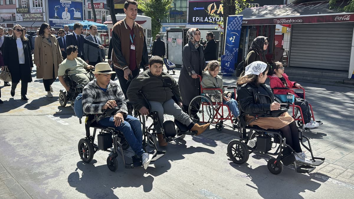 AA 20250515 37957759 37957752 BOLUDA AILE HAFTASI KAPSAMINDA KORTEJ YURUYUSU DUZENLENDI (1)