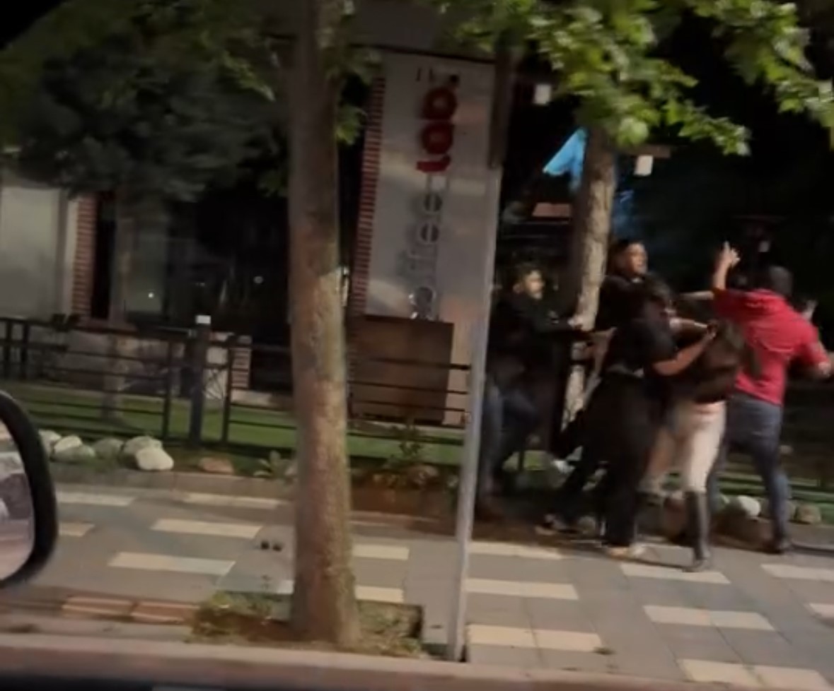 BOLU'DA SOKAK ORTASINDA KAVGA: YUMRUKLAR HAVADA UÇUŞTU