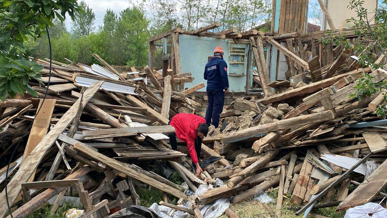 Bolu'da Göçük, Tahtalar Kırıldı, Zemine Çakıldı