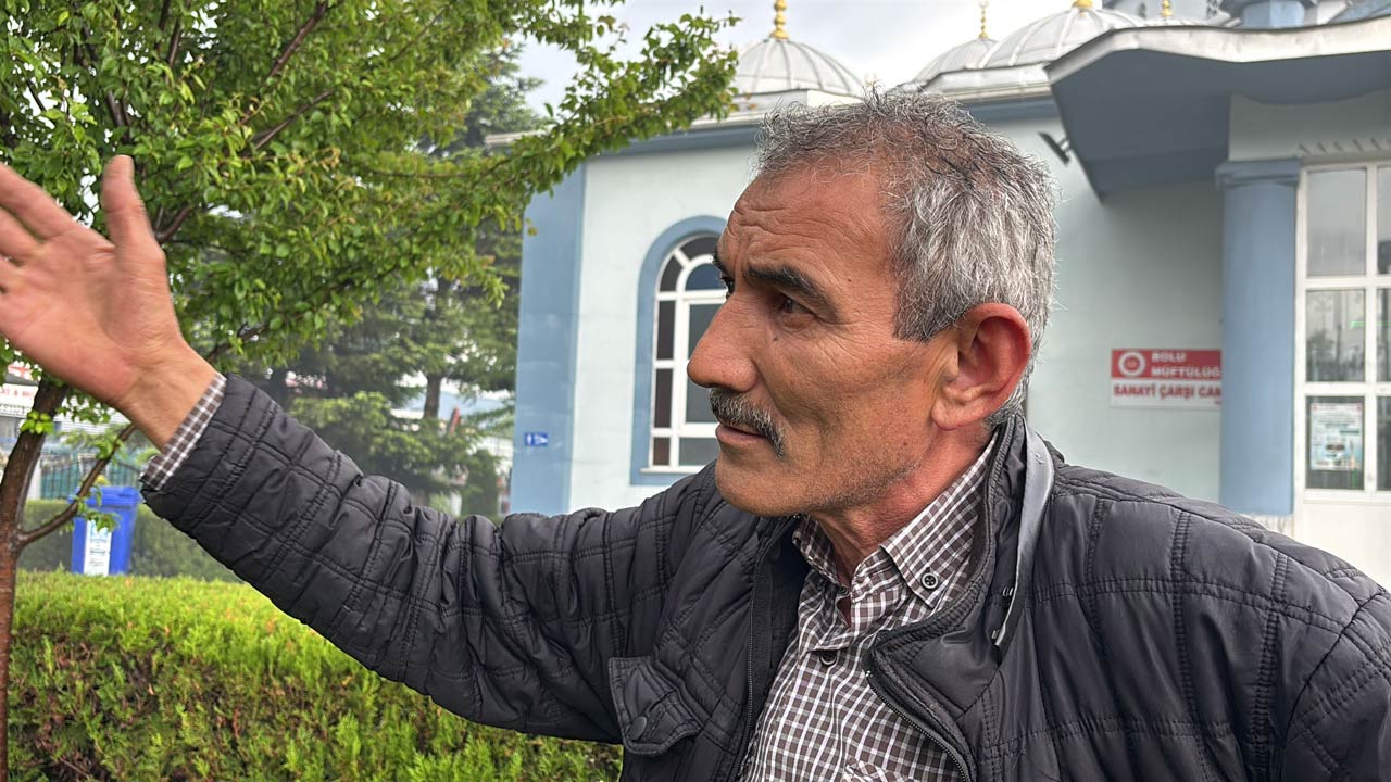 Bolu'da Ortalık Karıştı Kökünden Sökülen Ağaç Arabalara Devrildi, 2