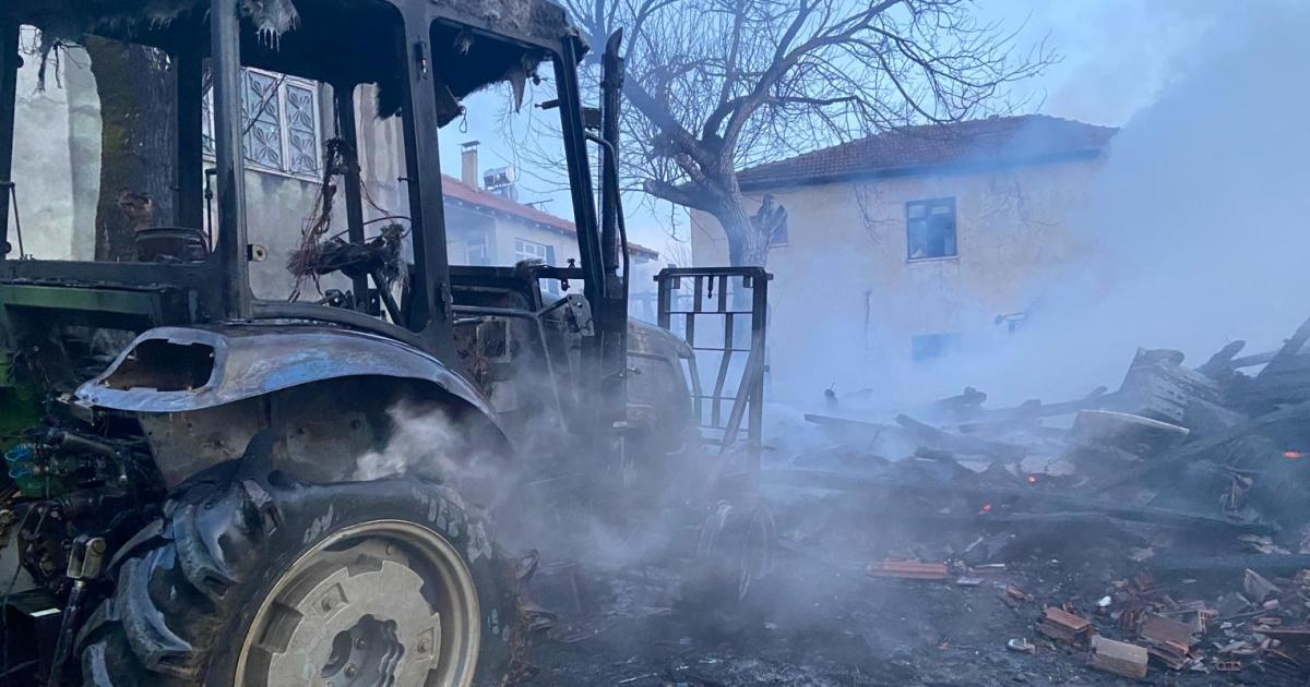 duzce yigilcada yangin ev ahir ve traktor yandi zsfLtq97.jpg