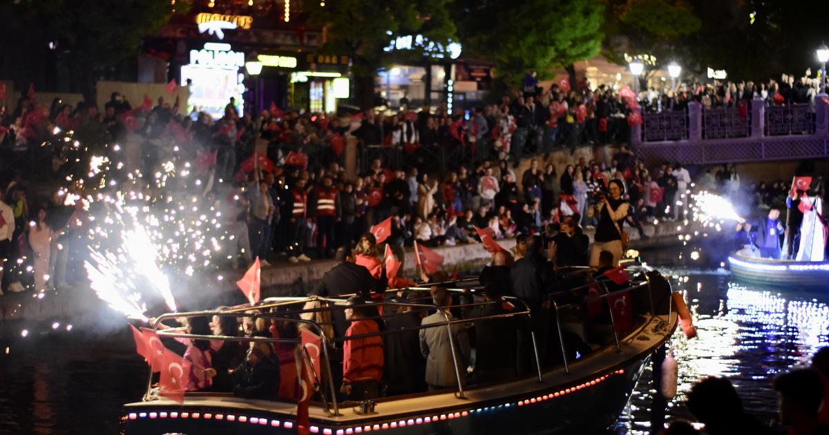 eskisehirde 19 mayis fener alayi coskusu TQkDfsQ7.jpg