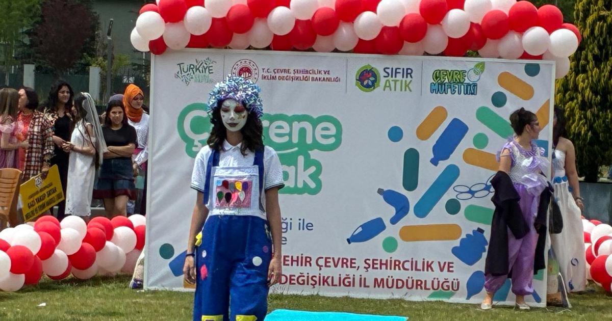 eskisehirde cocuklar atik kiyafetleri sergiledi TZlEkF8B.jpg