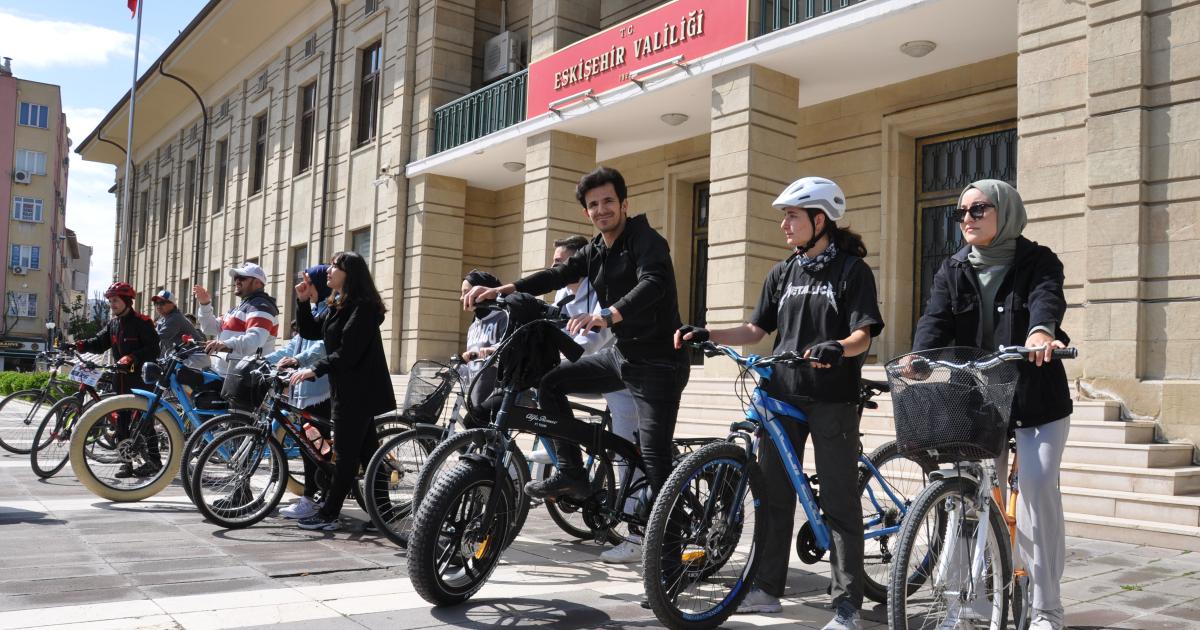 eskisehirde yunus emre hosgoru bisiklet turu yapildi lX6Wa2Ss.jpg