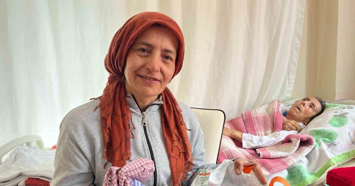 eskisehirli kadin alzheimer hastasi annesine bakarken toka satisiyla gecim sagliyor Z1esshdz.jpg