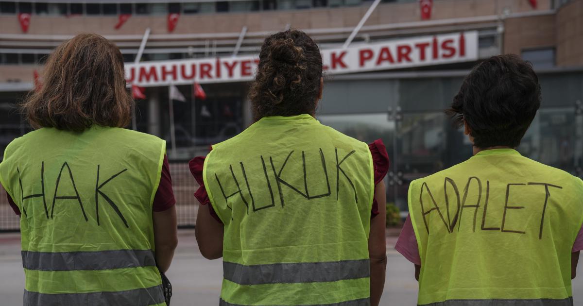 izmir cigli belediyesinden cikarilan isciler chpye gitti FtUMRXsq.jpg