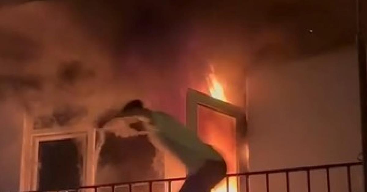 izmitte yangin panigi bir genc balkondan atladi JJ4L51Wz.jpg