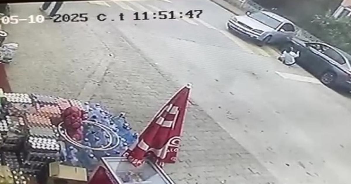 karabuk safranboluda park halindeki araca carpti ADX3XPX3.jpg