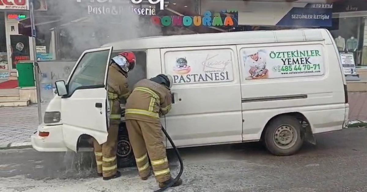 karabuk safranboluda park halindeki minibuste yangin cikti 37qK6xJM.jpg