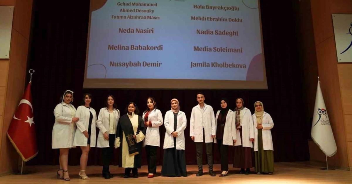 karabuk universitesi fizyoterapi ogrencileri beyaz onluk giydi xs1aTL61.jpg