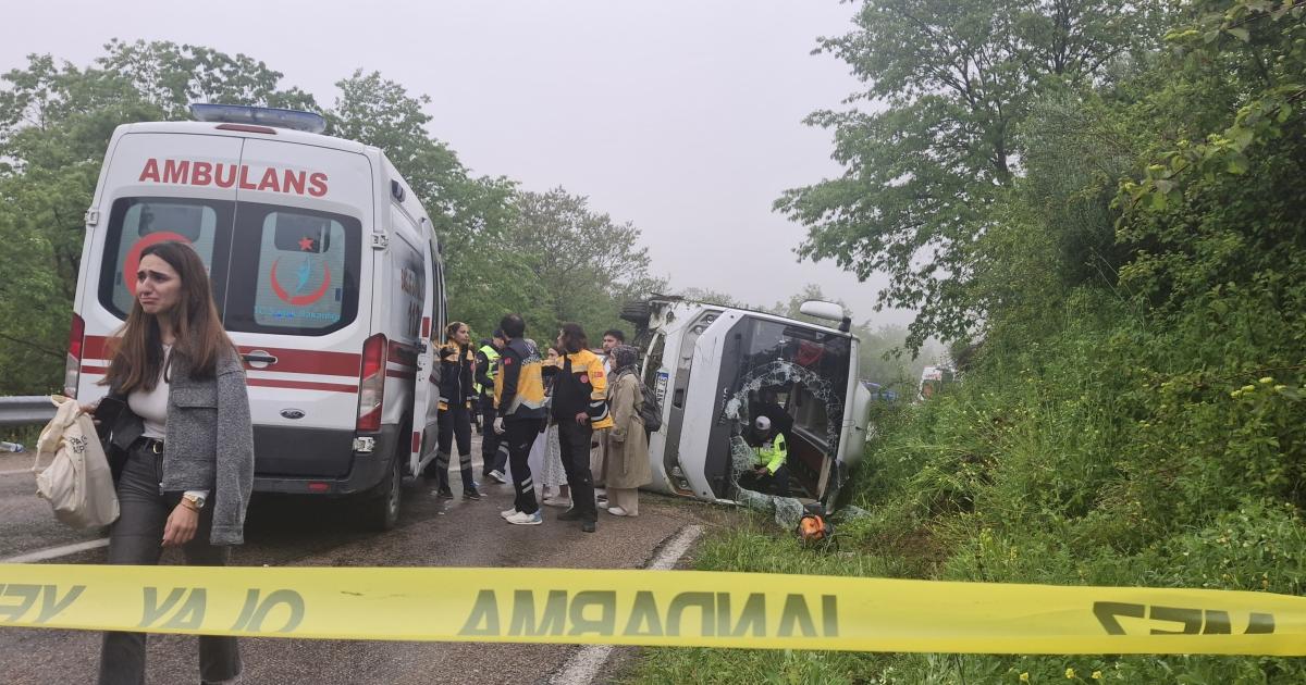 kastamonu universitesi ogrencilerini tasiyan otobus sinopta kaza yapti DGKqzcSa.jpg