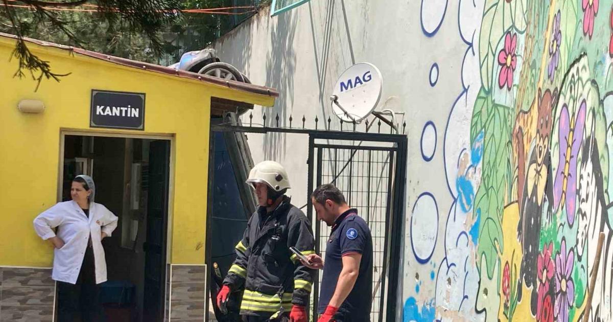 kocaeli daricada otomobil okul bahcesine uctu pGnya18v.jpg