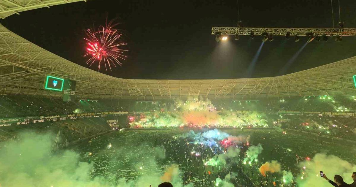 kocaelisporun sampiyonlugu coskulu konserle kutlandi GrD7pwOJ.jpg