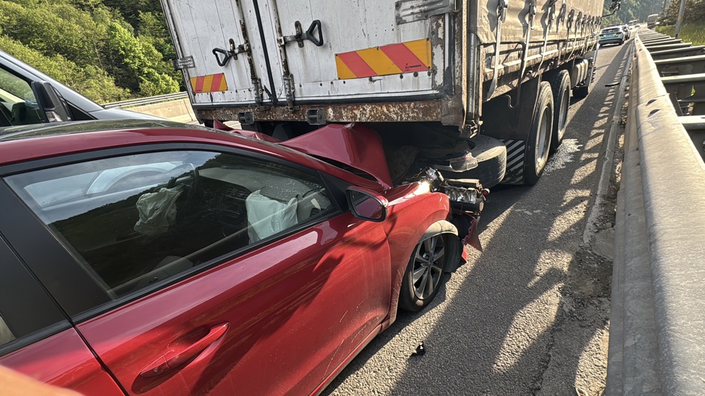 Bolu'da kamyona çarpan otomobildeki 2 kişi yaralandı