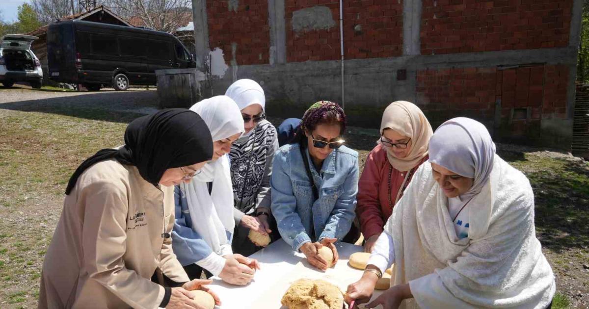 orta dogu ulkelerinden gelen turistler kastamonuda siyez bugdayini inceledi OKyqUlIt.jpg
