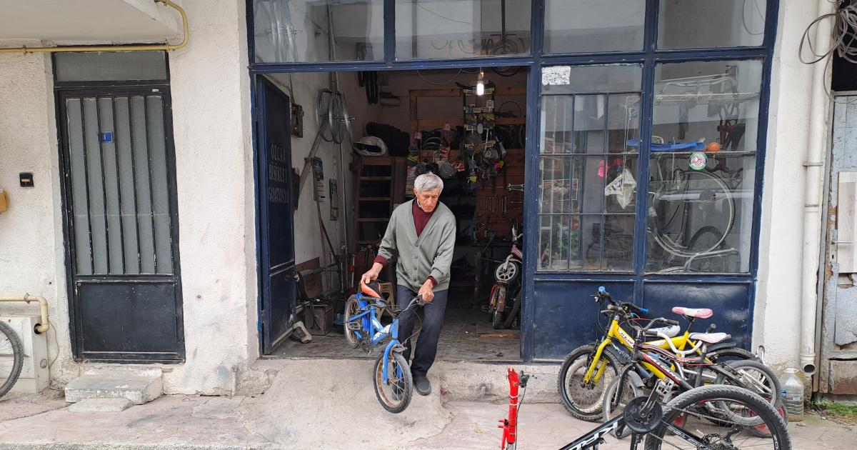 sakaryada dede meslegi bisiklet tamirciligini yasatiyor LRuvbeeB.jpg