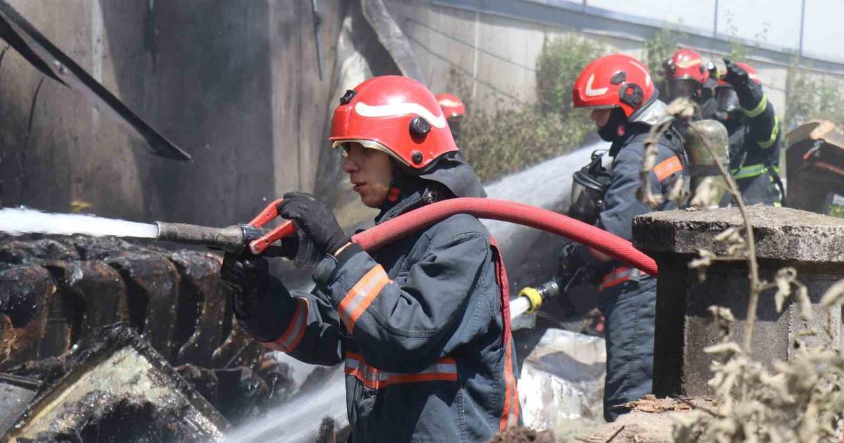 sakaryada kontrplak fabrikasinda yangin cikti bVslxtGS.jpg