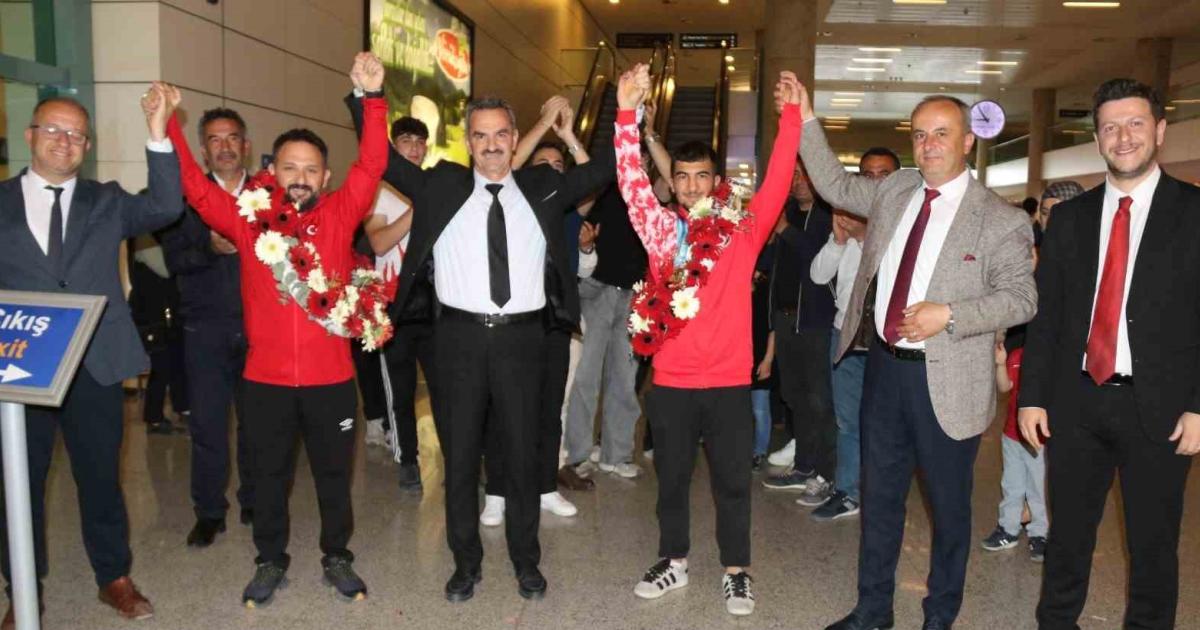 sampiyon milli halterci ramazan efe yilmaz ankarada coskuyla karsilandi l2UWrNUa.jpg