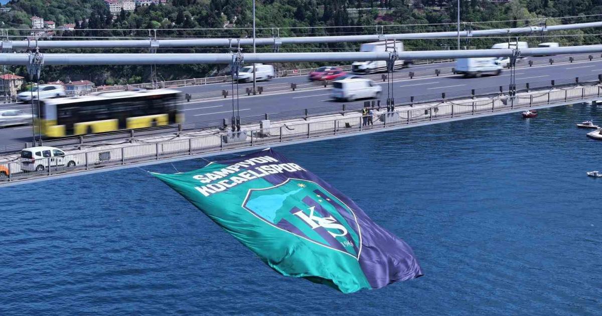 sampiyonluk kocaelispor bayragi istanbul bogazinda dalganiyor EpYTydyJ.jpg