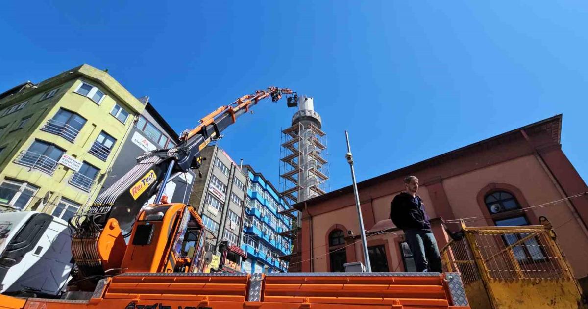 tarihi yeni camiinin minaresi yikim asamasinda GAVS2xyx.jpg