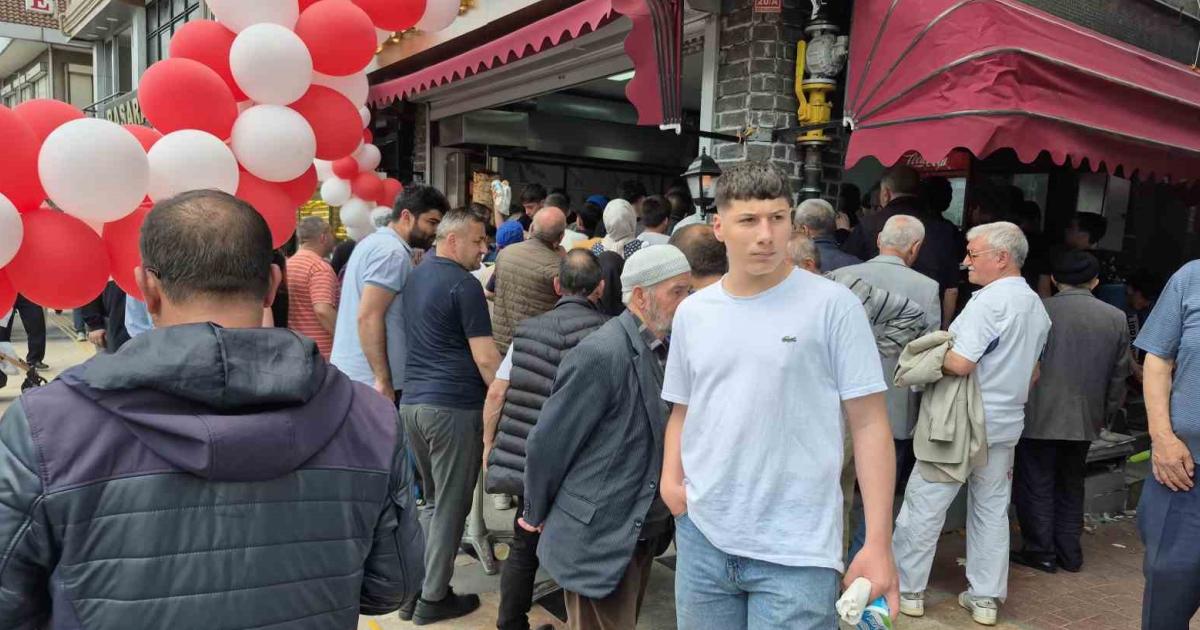 yeni acilan donercide 1 liraya doner ayran kuyrugu nnMKn9ya.jpg
