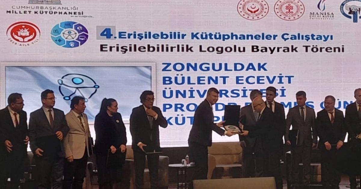 zonguldakta universite kutuphanesine logo bayragi verildi cAlBOjb7.jpg