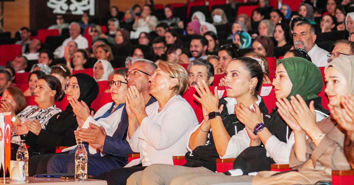 Ankara'nın Keçiören ilçesinde annelere yönelik düzenlenen "En İyi Narkotik Polisi Anne" seminerinde, bağımlılıkla mücadelede ailenin ve özellikle annelerin önemi vurgulandı.