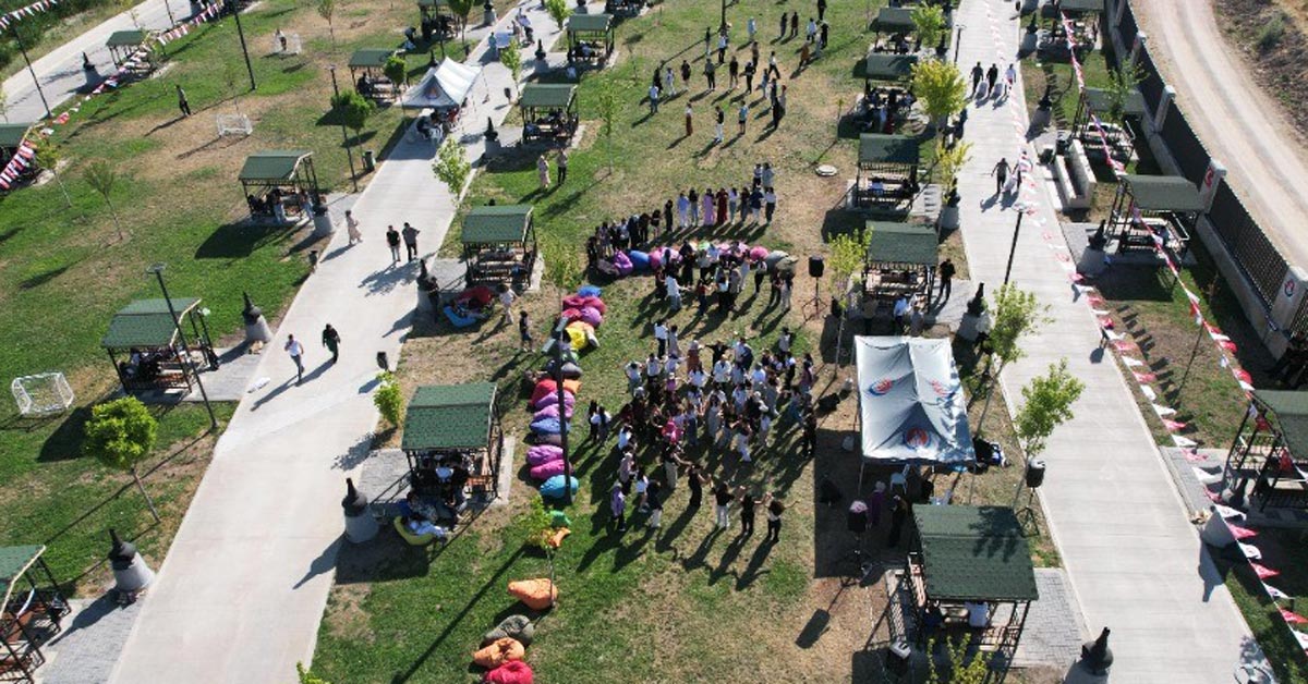 Ankara Sincan'da YKS'ye giren öğrencilere özel piknik düzenlendi. Gençler spor yaptı, mangal yaktı. Eğlenceye, Sincan Belediye Başkanı Murat Ercan da katıldı.