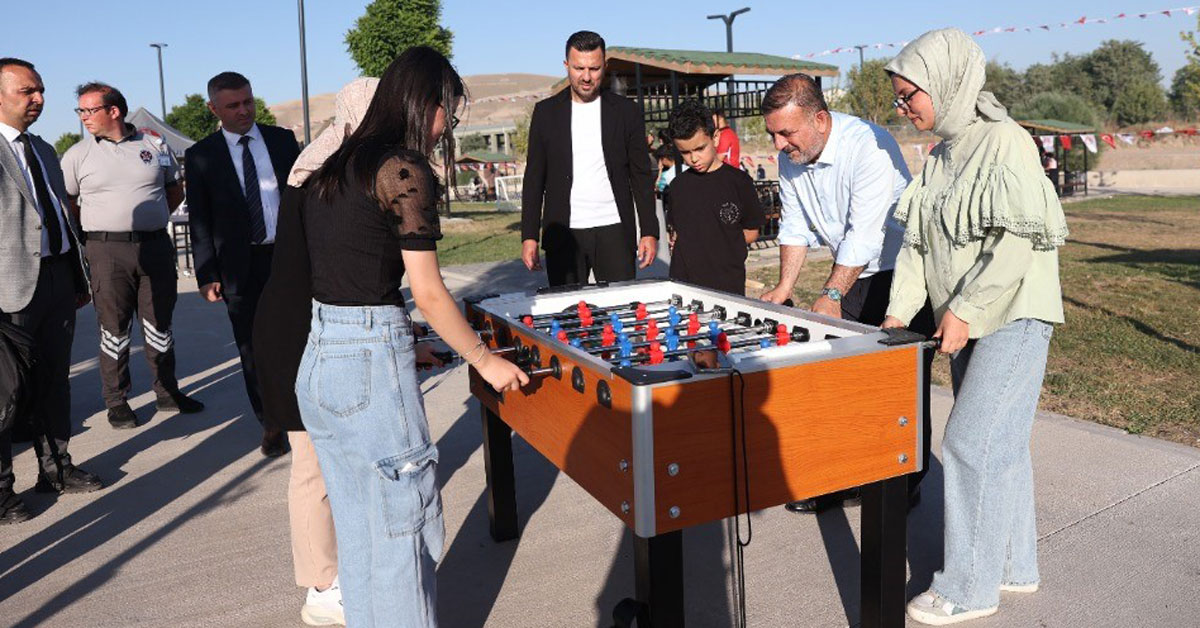 Ankara Sincan'da YKS'ye giren öğrencilere özel piknik düzenlendi. Gençler spor yaptı, mangal yaktı. Eğlenceye, Sincan Belediye Başkanı Murat Ercan da katıldı.