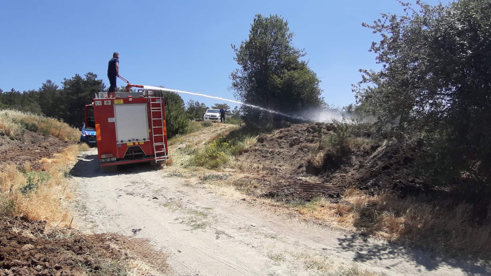 Bolu’da Otluk Alanda Yangın Köylüler Seferber Oldu