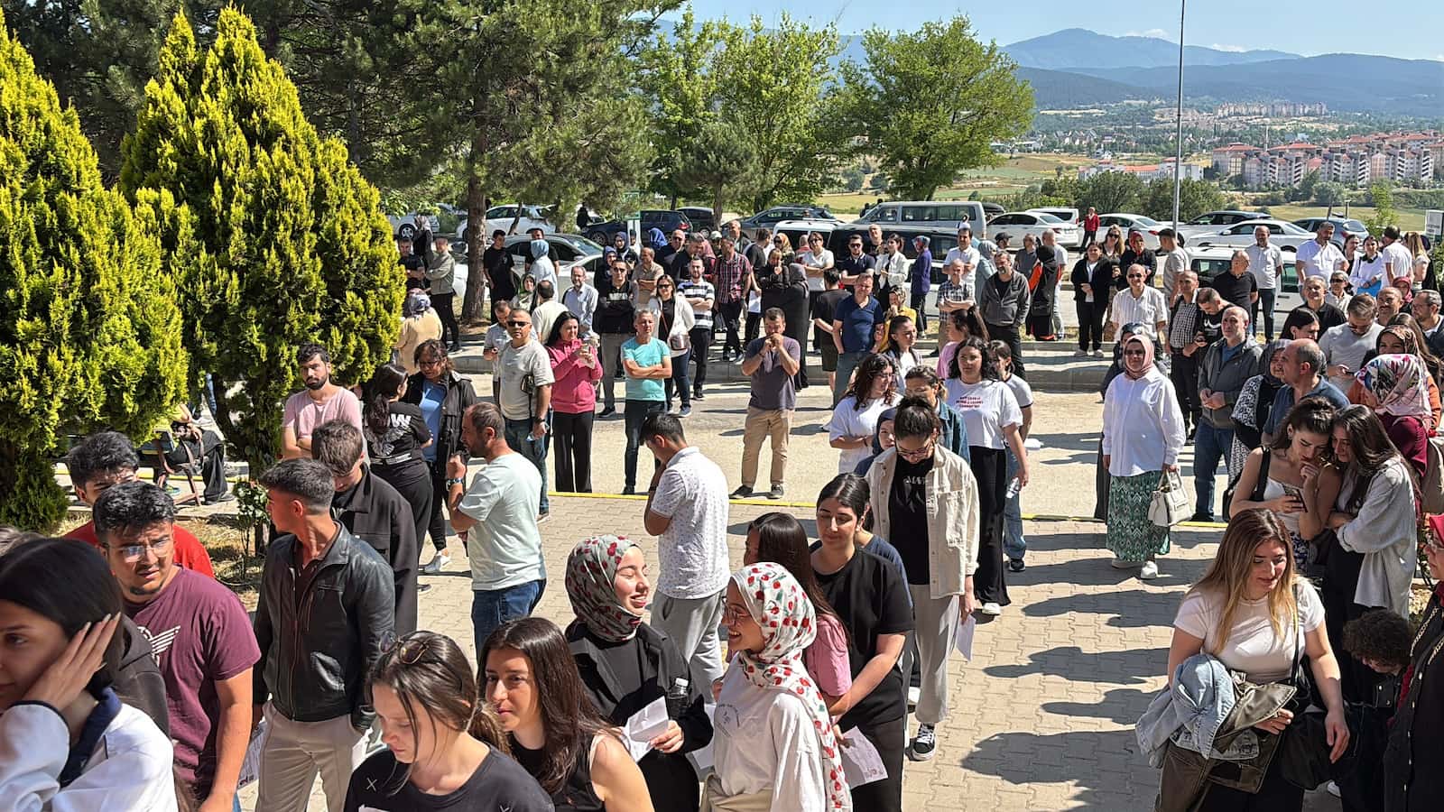 Bolu’da Sınav Heyecanı Salonlarda Ter, Dışarıda Dua Vardı